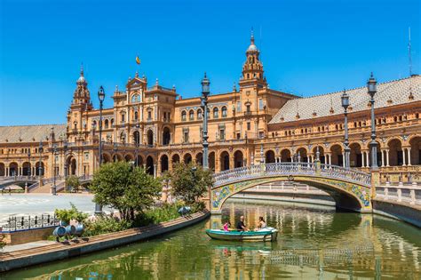 La Plaza de España, un símbolo de la unión de naciones en Sevilla