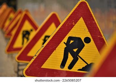 Row Signs Indicating Road Maintenance Work Stock Photo 2265085207 | Shutterstock