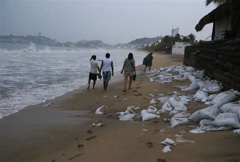 Hurricane Otis barrels toward Mexico's Acapulco as Category 5 storm | Astro Awani