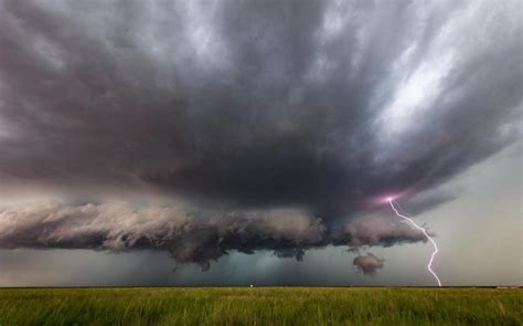 Storm chaser captures Mother Nature at her scariest in 'Tornado Alley' - News