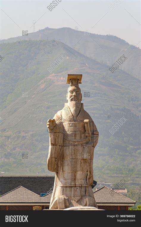 Qin Shi Huangdi Statue