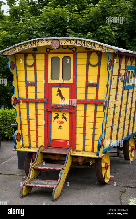 Typical gypsy caravan or trailer used in Ireland Stock Photo: 21652943 - Alamy