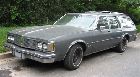 File:Oldsmobile-Custom-Cruiser.jpg - Wikipedia, the free encyclopedia