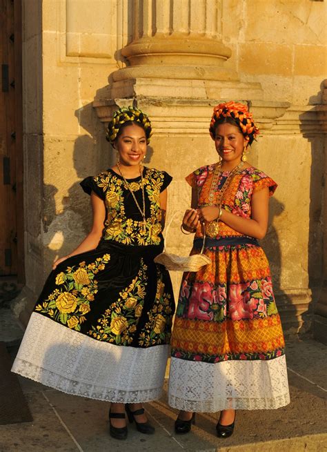 Women dressed in the style of Istmo de Tejuantepec, Oaxaca, Mexico Mexican Costume, Mexican ...