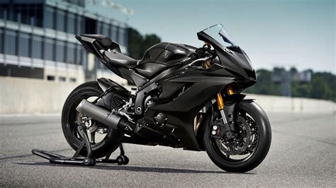 Motorrad Vergleich Yamaha MT-03 2006 vs. Yamaha R6 RACE 2023