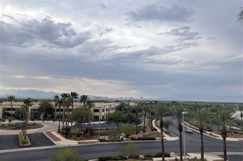 Strong winds, rain whip through Las Vegas Valley - Las Vegas Sun News