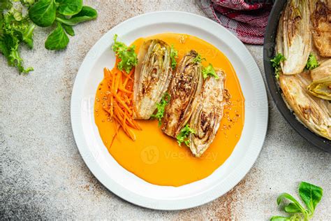 chicória cozido vegetal prato saudável refeição Comida lanche em a mesa cópia de espaço Comida ...