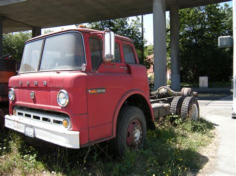 File:Ford 800 Custom Cab 02.jpg