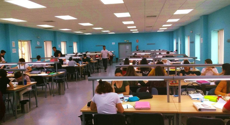 Estudiantes en una sala