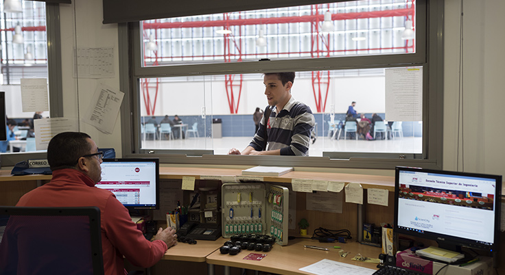 personal atendiendo a un alumno