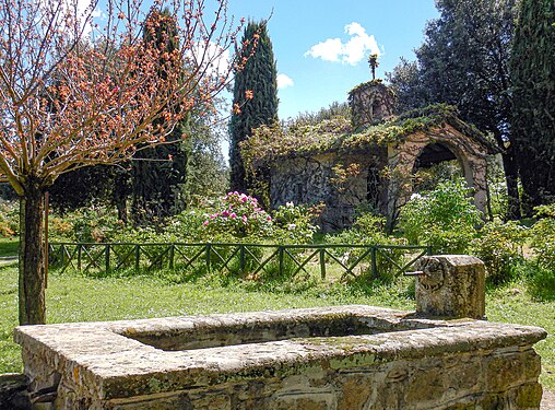 Tetto di una piccola chiesa ricoperto di piante. Nel Giardino delle Peonie (Centro Botanico Moutan) a Pallone, frazione di Vitorchiano, Lazio