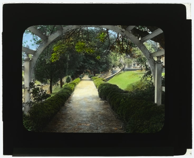 File:"Belmont," Gari Melchers house, 224 Washington Street, Fredericksburg, Virginia. Arbor at the long walk LCCN2007685104.tif