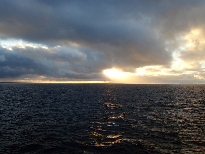 File:Light From Sky In Pacific Ocean - panoramio.jpg