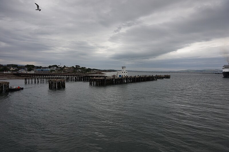 File:Pier at Invergordon - geograph.org.uk - 5451550.jpg