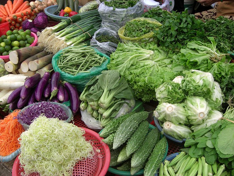 File:Etal de légumes au marché à Hanoi.JPG