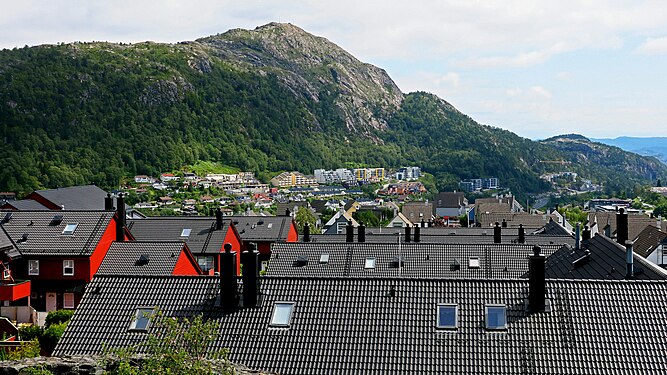 Taklandskap i Loddefjord i Bergen sett mot Lyderhorn