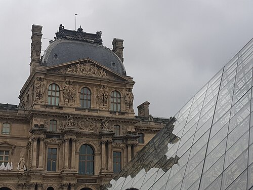 Toit de la Cour Napoléon se reflétant sur la Pyramide du Louvres