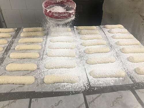 Dusting of Raffiolini biscuits