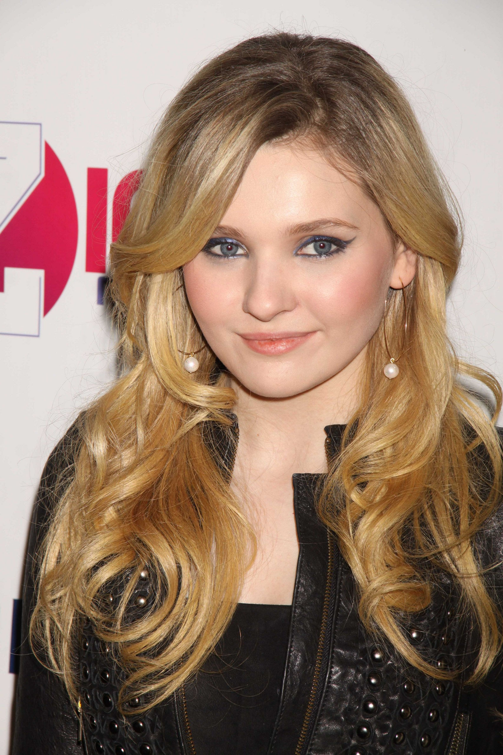 HQ Abigail Breslin Wallpapers | File 829.83Kb