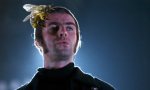 Liam-Gallagher-and-bee-001
