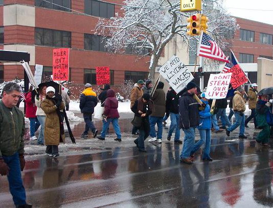 UAW members demonstrating on February 16 outside the Flint East Delphi plant demanding no wage cuts