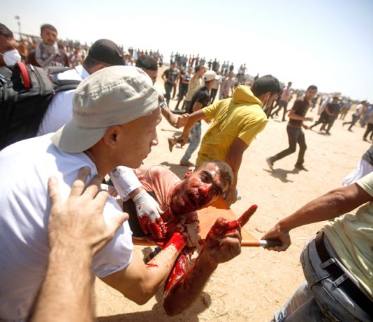 Palestinian shot by an Israeli sniper on the border with Gaza on a demonstration for the right to return