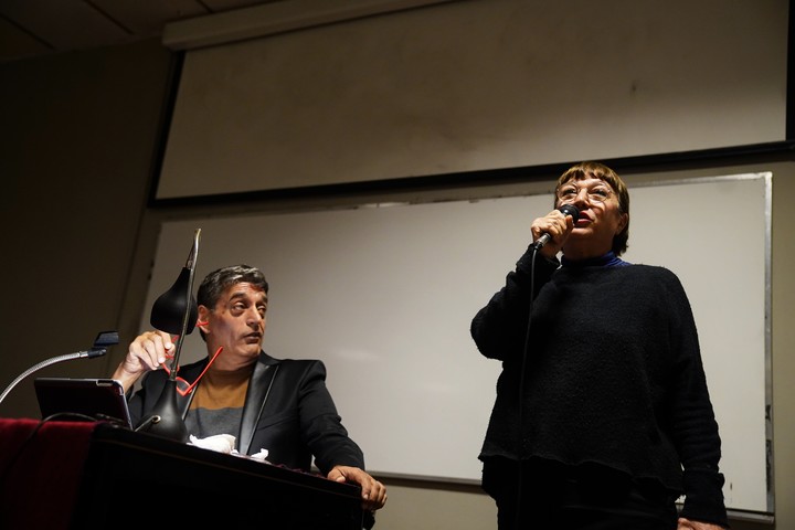 “Disculpas Profesor. Soy de una nueva agrupación estudiantil y quisiera decir unas palabras”, interrumpió Vivi Tellas en la última clase de Daniel Link. Fotos Emmanuel Fernández.