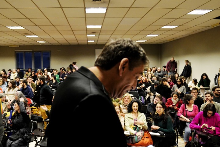 El ensayista y crítico Daniel Link dio su última clase la facultad de Filosofía y Letras de la UBA. Fotos Emmanuel Fernández.