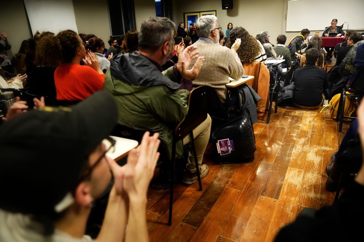 El investigador y crítico Daniel Link dio su última clase la facultad de Filosofía y Letras de la UBA ante más de mil personas. Fotos Emmanuel Fernández.