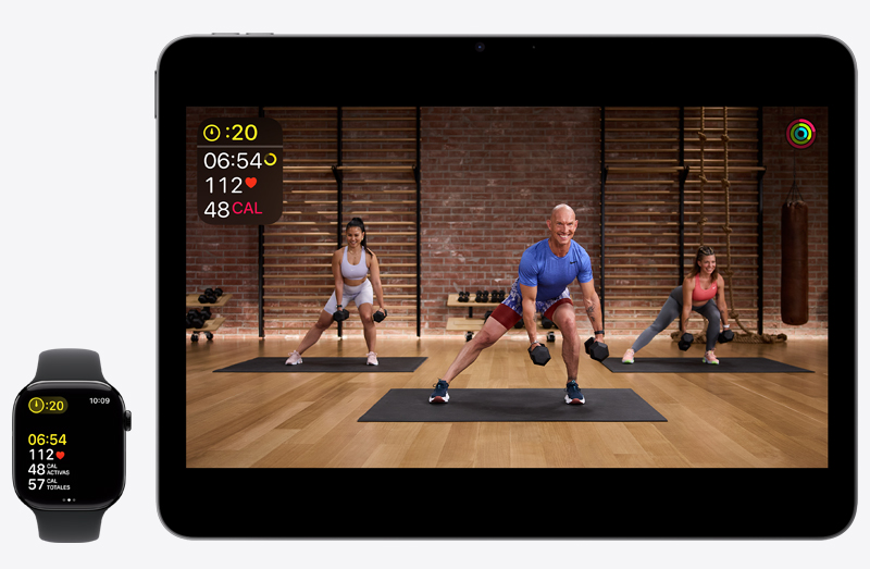 Un iPad Pro de 13 pulgadas muestra un entrenamiento de Apple Fitness+ junto a un Apple Watch Series 10 que registra el mismo entrenamiento de Apple Fitness+