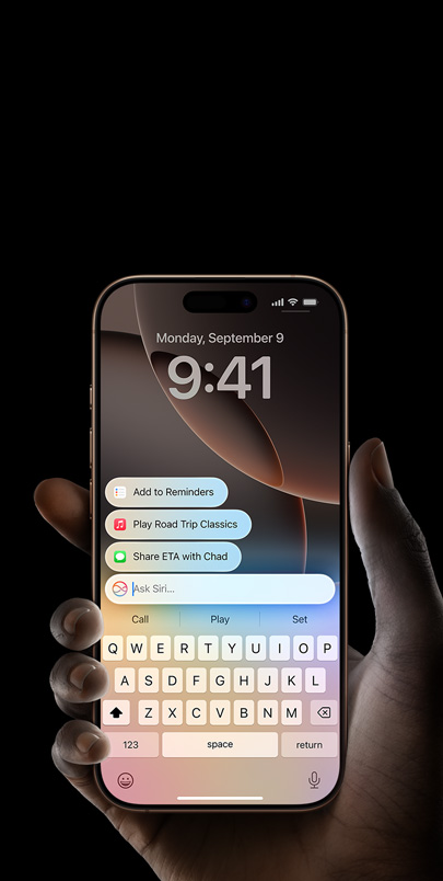 جهاز iPhone16 Pro يعرض Siri بتصميمه الجديد مع إمكانية الكتابة إلى Siri.‏