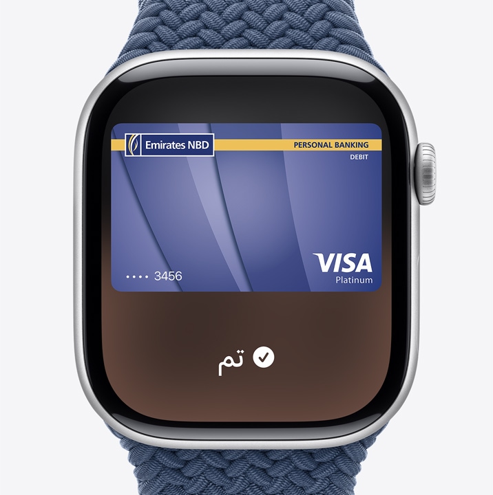 ثلاث ساعات Apple Watch Series 10 تعرض الأولى بطاقة Apple Card تُستخدم مع Apple Pay، وتعرض الثانية تظهر بطاقة المواصلات تُستخدم مع تطبيق Wallet، وتعرض الثالثة مفتاح منزل يُستخدم من خلال تطبيق Wallet.