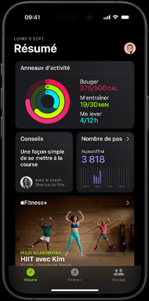 Écran de l’onglet Résumé dans l’app Fitness, montrant les anneaux d’activité, les conseils de coach, le nombre de pas et les entraînements Fitness+ recommandés sur iPhone