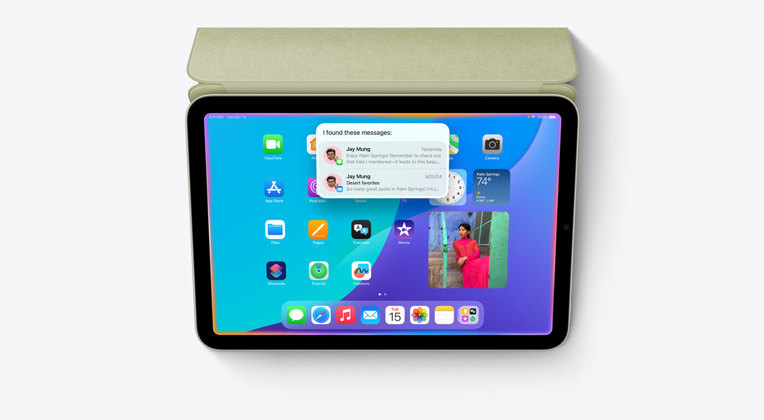 Un iPad mini avec Smart Folio affiche une recherche contextuelle effectuée avec Siri, une fonctionnalité Apple Intelligence.