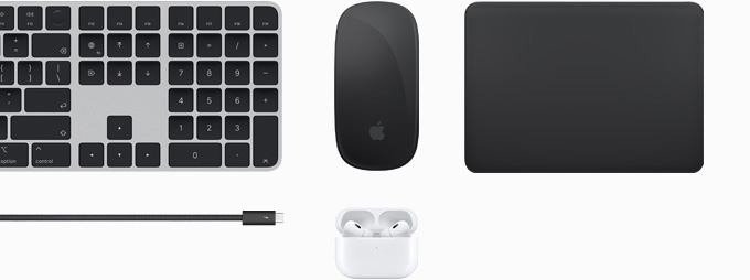 Magic Keyboard, Magic Mouse, Magic Track Pad, Thunderbolt 4 Pro 케이블 등의 액세서리와 AirPods Pro가 놓여 있는 모습.