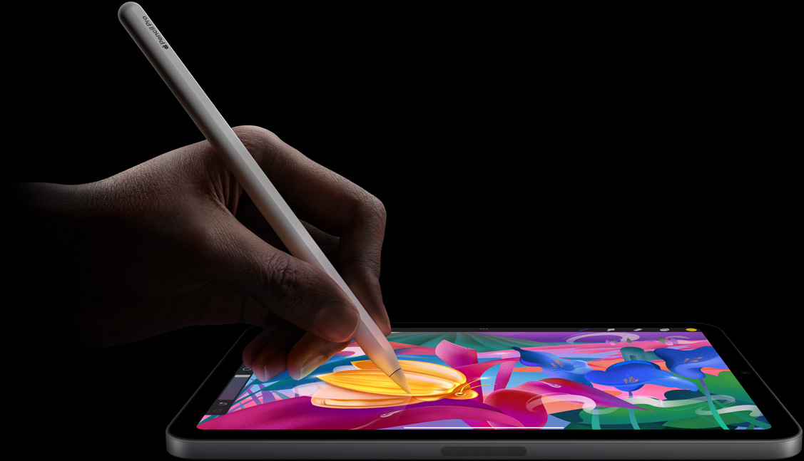 มือของผู้ใช้ที่ถือ Apple Pencil Pro และกำลังสร้างสรรค์งานศิลปะสีสันสวยงามบน iPad mini