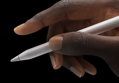 Una mano sostiene un Apple Pencil Pro entre el pulgar y el índice.