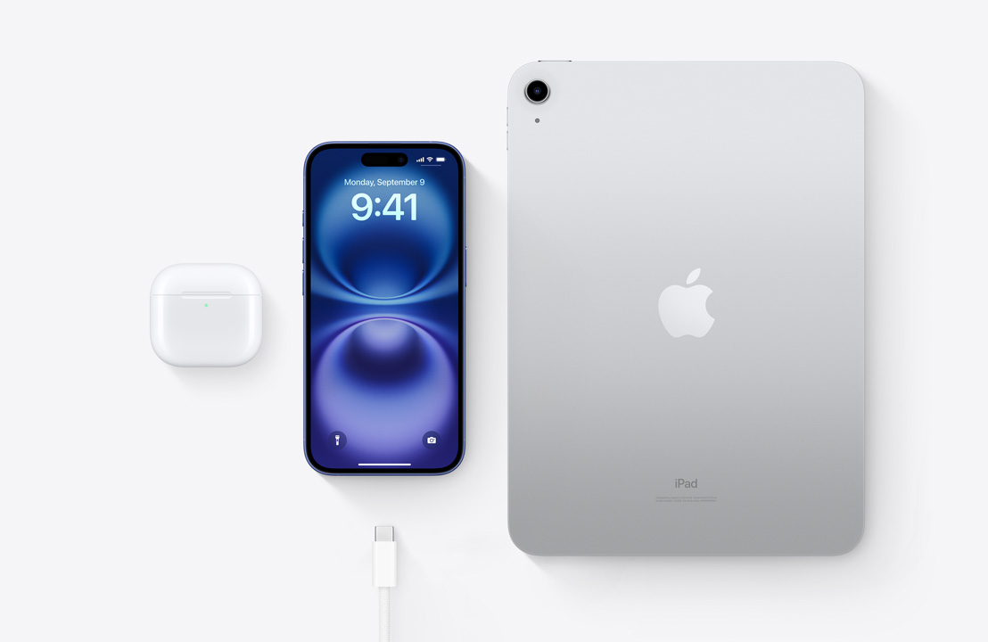 Pohľad zhora na AirPods Pro, iPhone 15 a iPad s konektorom USB-C, ktorý znázorňuje, ako možno všetky tri zariadenia nabíjať pomocou toho istého kábla USB-C.