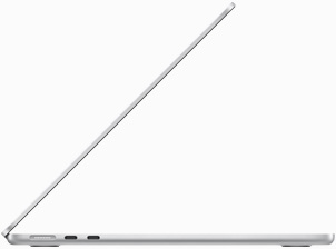 실버 색상 MacBook Air를 옆에서 바라본 모습