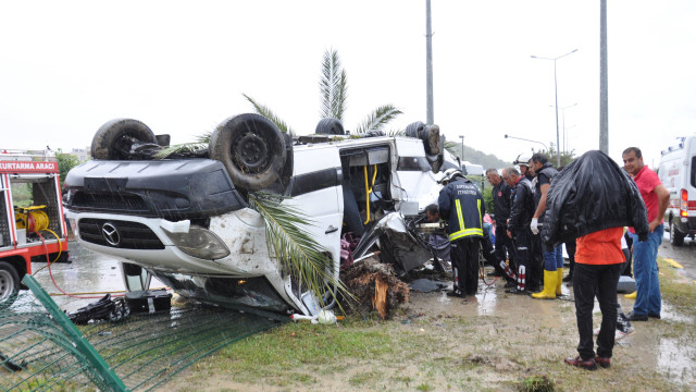 21 people injured in van crash in Ankara