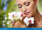 Image result for femmes avec Une fleurs. Size: 150 x 108. Source: fr.dreamstime.com