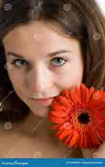 Image result for femmes avec Une fleurs. Size: 150 x 238. Source: fr.dreamstime.com