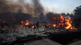 Incendio forestal avivado por el viento arde fuera de control en el área de Los Ángeles