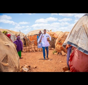 A health worker carries a portable cooler for vaccines after completing a day of vaccinations. Credit: Gavi/2024/Mohamed Abdihakim Ali