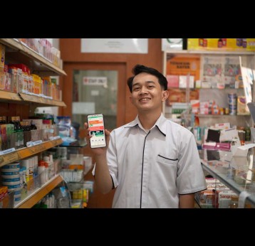 A procurement officer from a pharmacy in Jakarta purchasing product on SwipeRx. SwipeRx  is supported by Casual Foundry AI to help deliver pharmaceuticals throughout Indonesia.