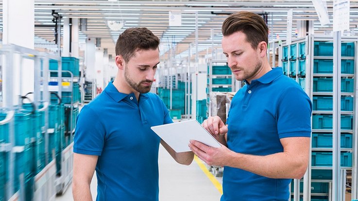 Two service experts talking during cash processing 