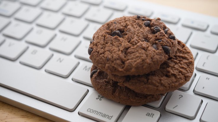 Zwei Schokokekse liegen auf einer Computertastatur