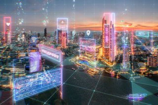 Skyline einer intelligenten Stadt mit visualisierten IoT-Verbindungen