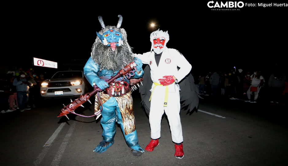 Cientos de poblanos gozan el Desfile de Calaveras en el Blvd 5 de Mayo  (FOTOS)