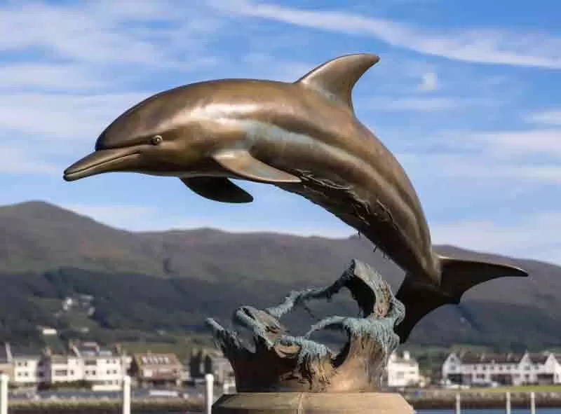 Large dolphin sculptures design: the fusion of art and nature